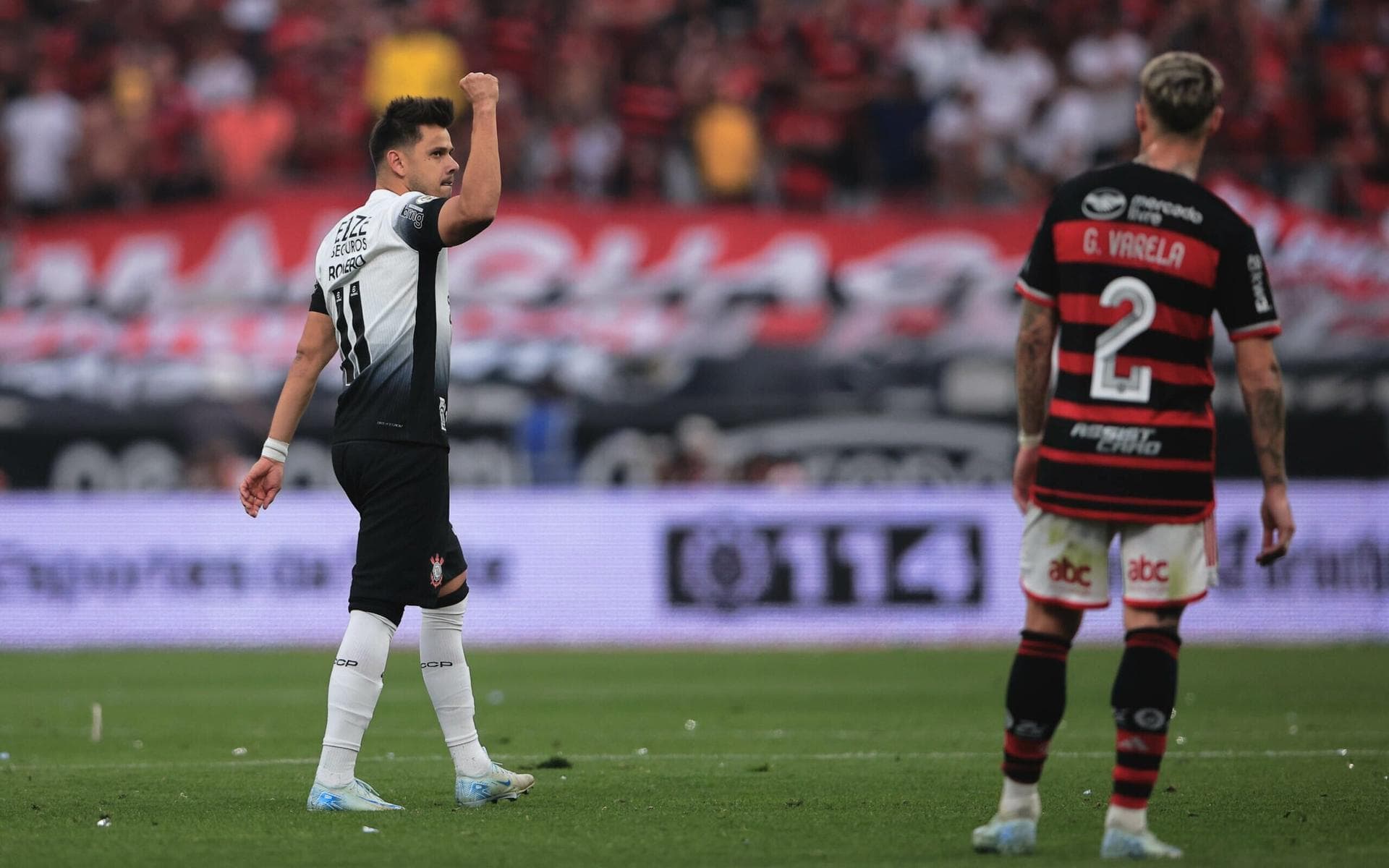 Corinthians vence Flamengo e deixa Z4; Rubro-Negro se afasta da liderança do Brasileirão