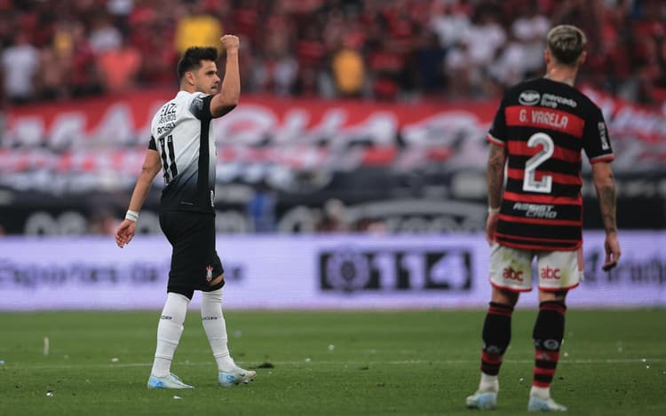 Corinthians vence Flamengo e deixa Z4; Rubro-Negro se afasta da liderança do Brasileirão