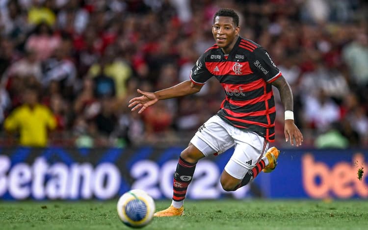 Alex Sandro e Plata mostram credenciais com boas atuações em estreia pelo Flamengo