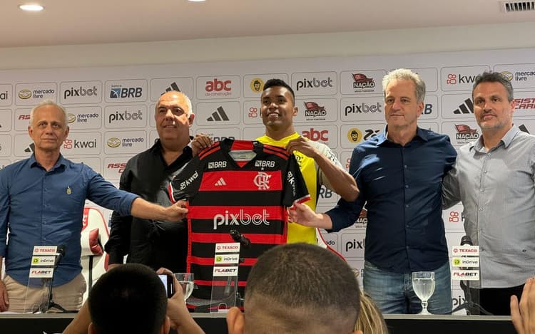 Apresentado, Alex Sandro revela motivo da escolha pelo Flamengo: ‘Foi natural’