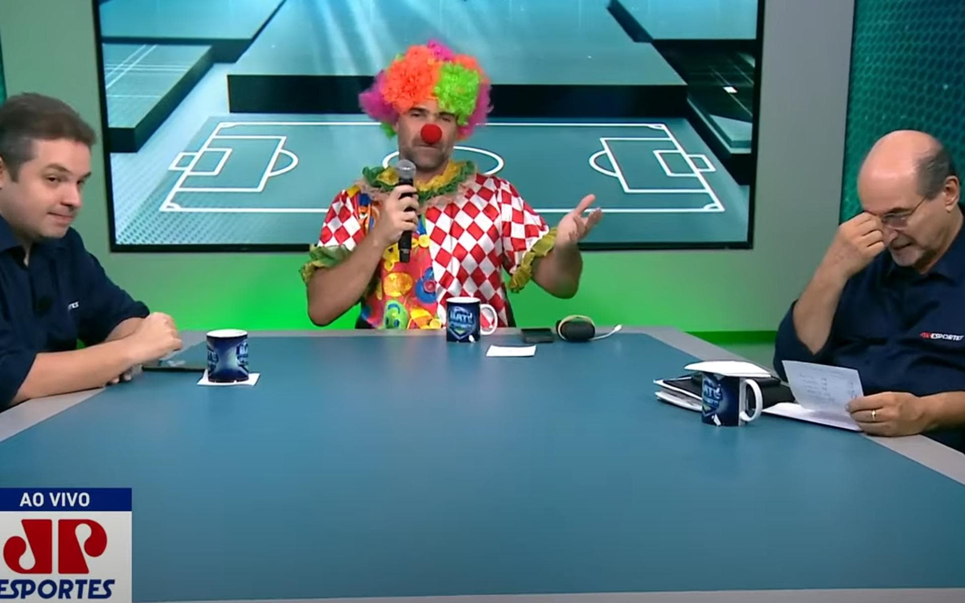 Jornalista se veste de palhaço e perde a cabeça com Tite ao vivo: ‘Demitido hoje’