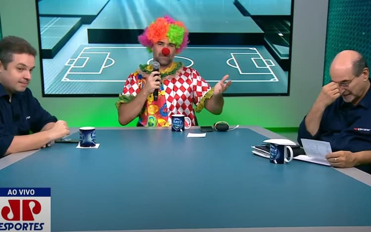 Jornalista se veste de palhaço e perde a cabeça com Tite ao vivo: ‘Demitido hoje’