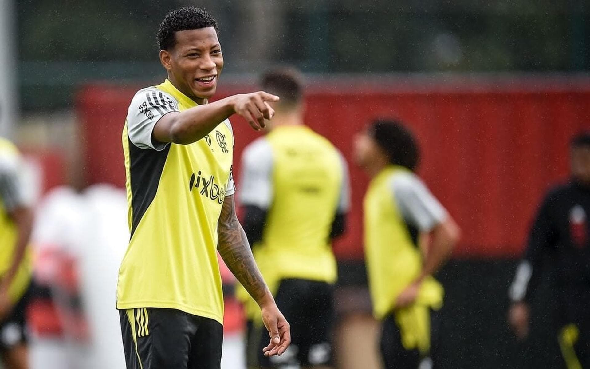 Gonzalo Plata cita Vini Jr em apresentação e comemora chegada ao Flamengo: ‘Maior do continente’