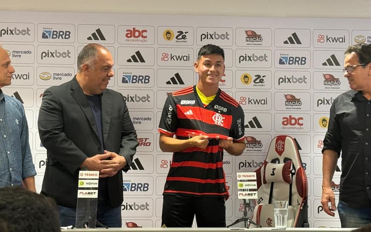 Alcaraz é apresentado no Flamengo e declara: ‘Muito feliz por estar aqui’