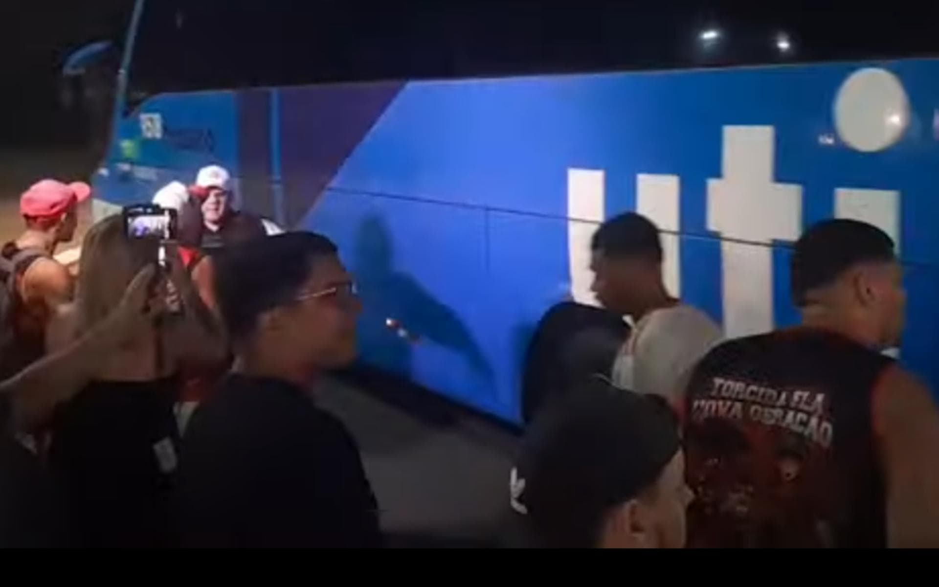 Flamengo é recebido com pipoca após queda; torcedores e PM entram em conflito