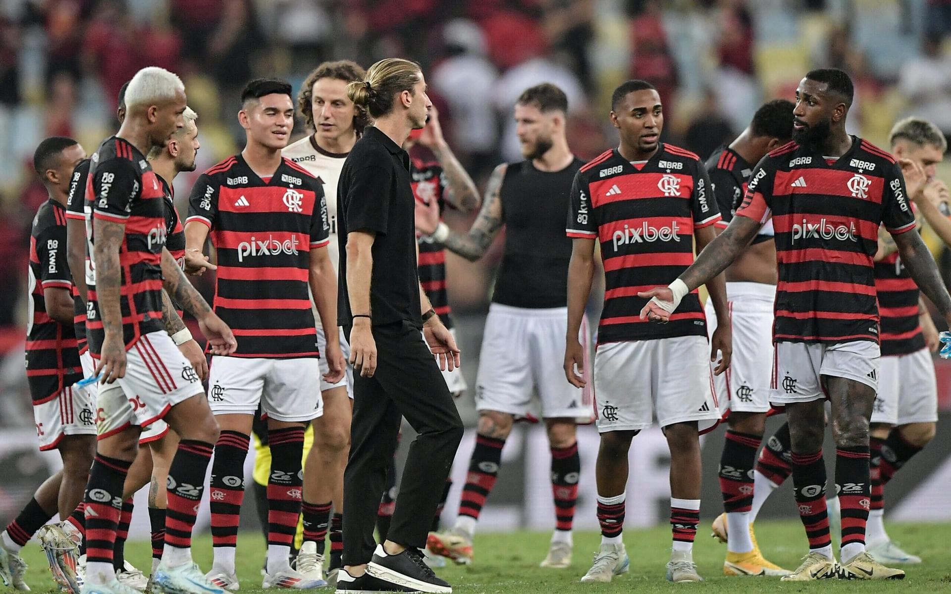 Filipe Luís testa trio inédito em treino do Flamengo