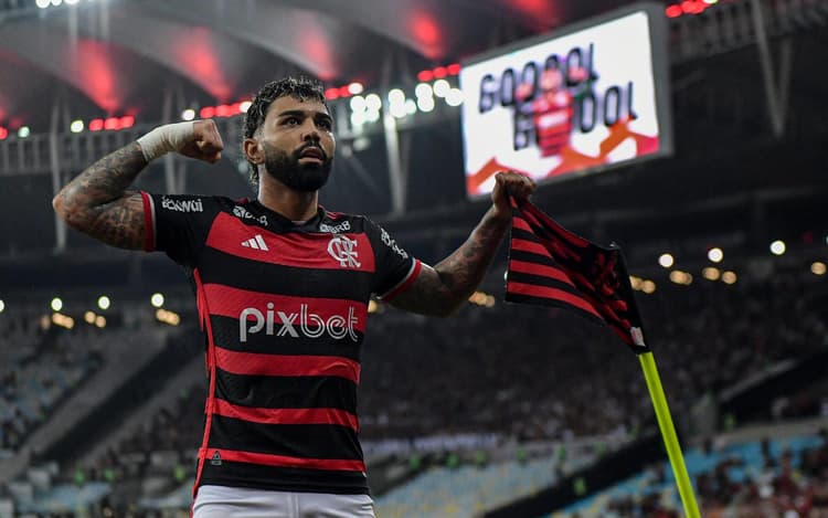 Gabigol presenteia torcedor do Flamengo que está internado