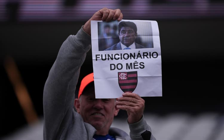 Torcida do Corinthians protesta contra CBF e Ednaldo em jogo com o Flamengo
