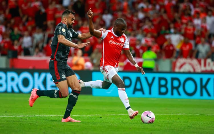 Valencia marca no fim, e Flamengo cede empate ao Internacional pelo Brasileirão