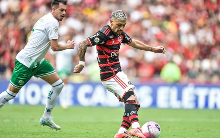 Jornalista critica jogador do Flamengo em lance que originou gol do Juventude