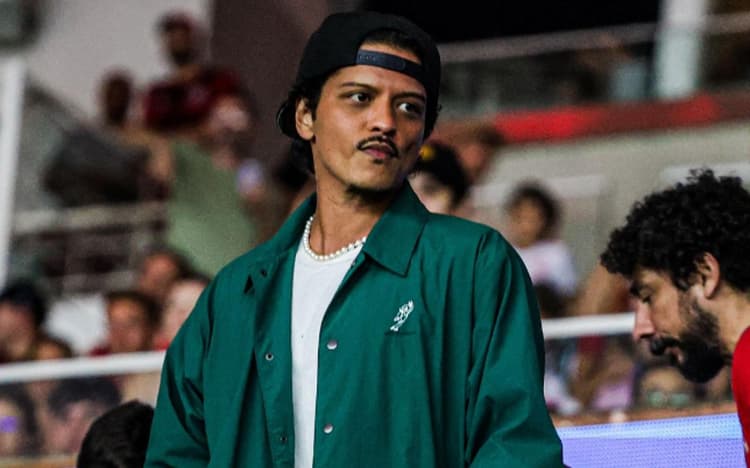 Fla-Flu: Bruno Mars assiste clássico carioca no Maracanã