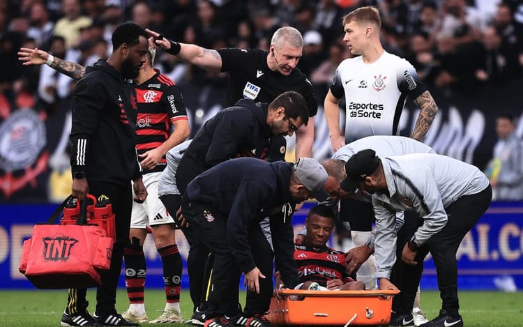 Titular do Flamengo é criticado em jogo com Corinthians: ‘Maior enganação’