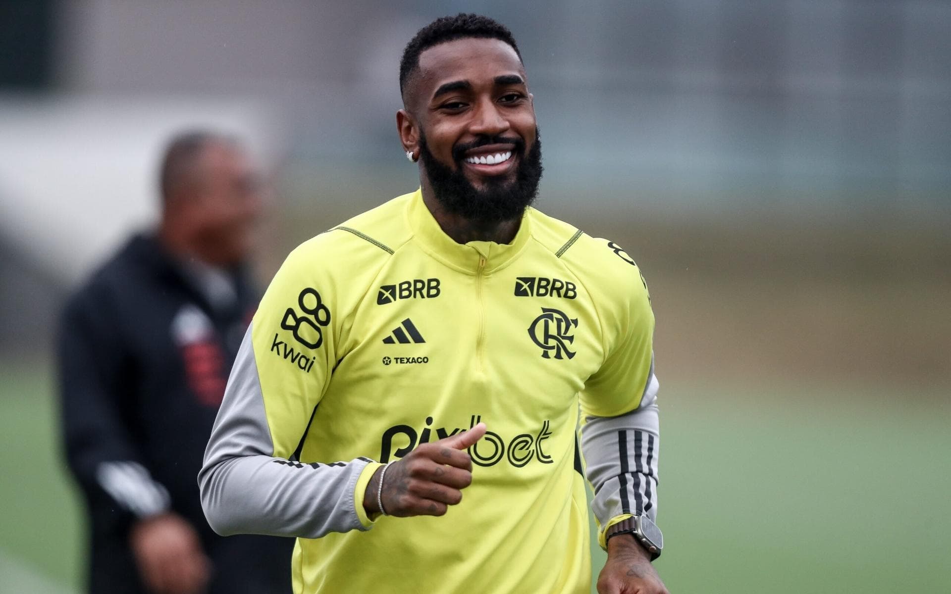 Gerson e Fabrício Bruno desembarcam no Rio e se reapresentam ao Flamengo