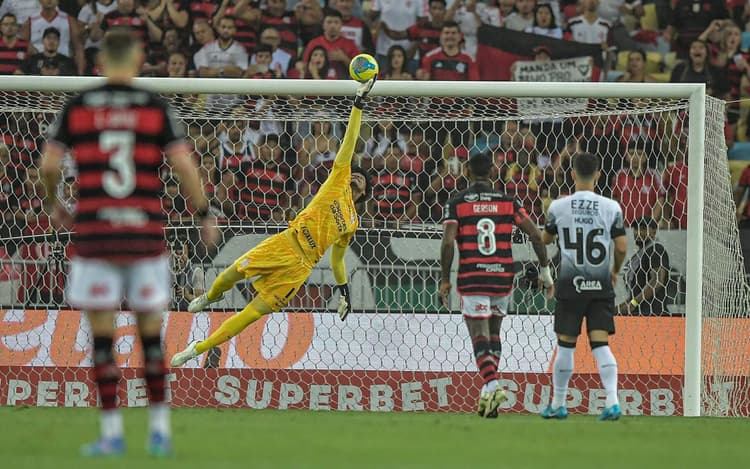 O que Corinthians precisa fazer para escalar Hugo Souza contra o Flamengo