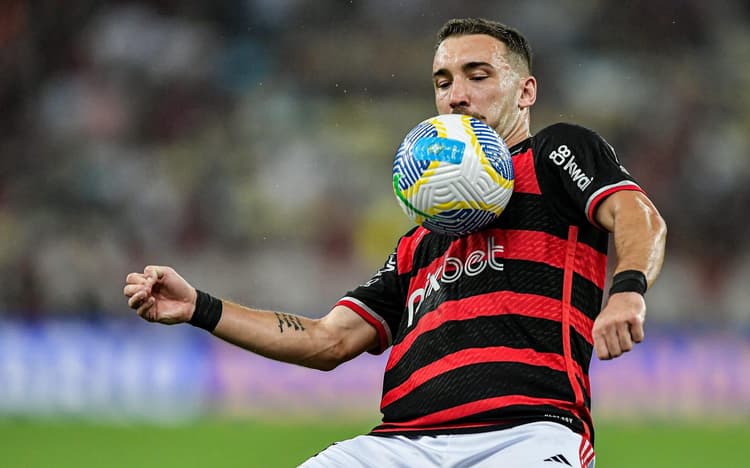 ‘Faltou ajustar um pouco’, comenta Filipe Luís sobre posicionamento de Léo Ortiz