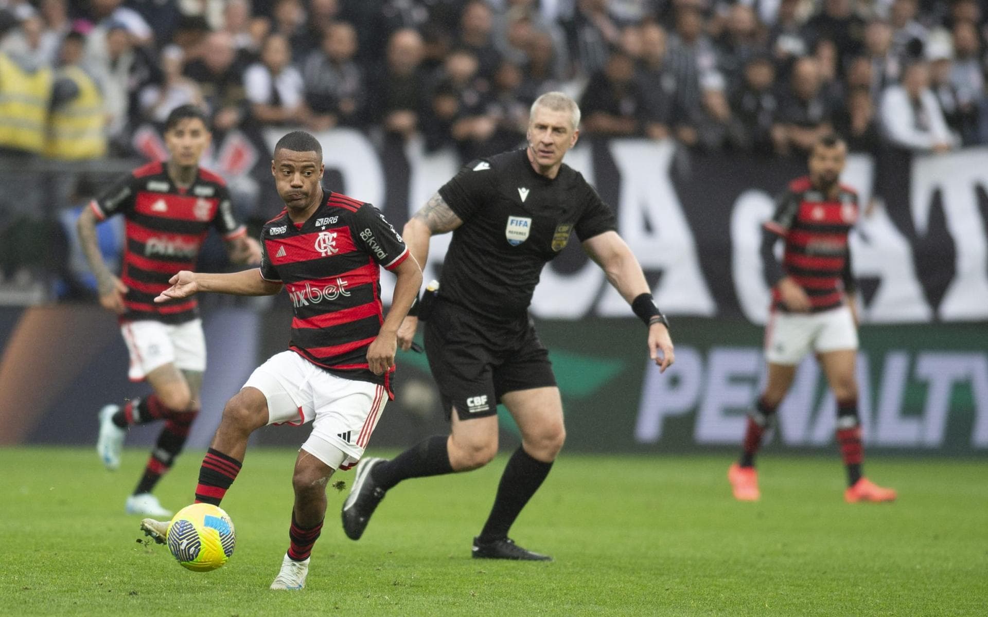 Corinthians acusa Flamengo de dar presente a Daronco; Marco Braz responde