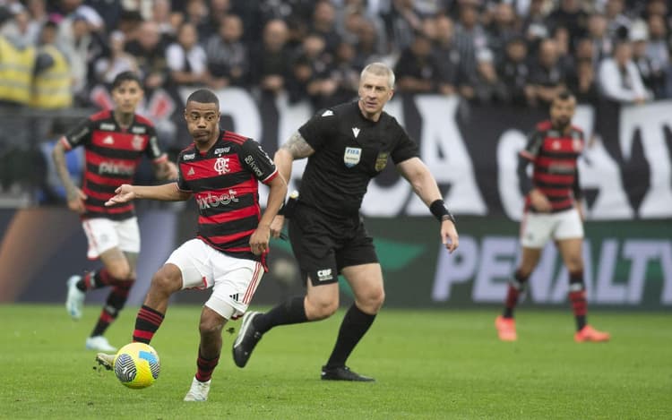 Corinthians acusa Flamengo de dar presente a Daronco; Marco Braz responde