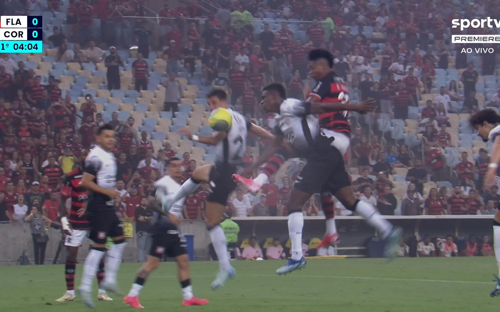 Rubro-Negros ironizam arbitragem após lance em Flamengo x Corinthians: ‘Vão dar uma disfarçada’
