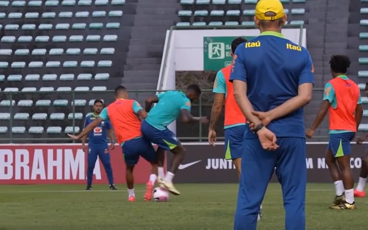 Gerson dá drible desconcertante em Fabrício Bruno em treino da Seleção Brasileira