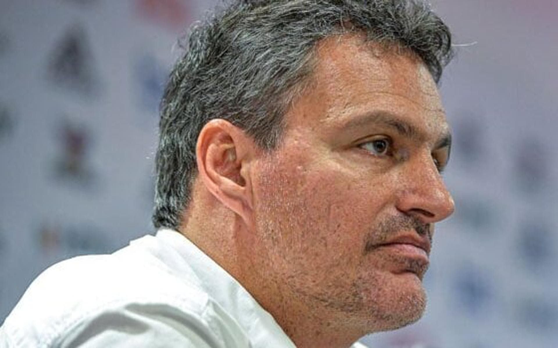 Diretor do Flamengo faz gesto de ‘roubo’ durante clássico