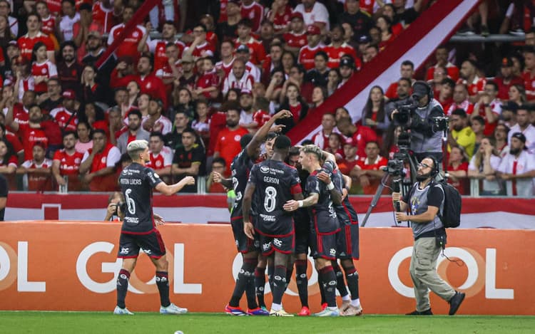 Torcedores do Flamengo apontam culpado em gol do Internacional