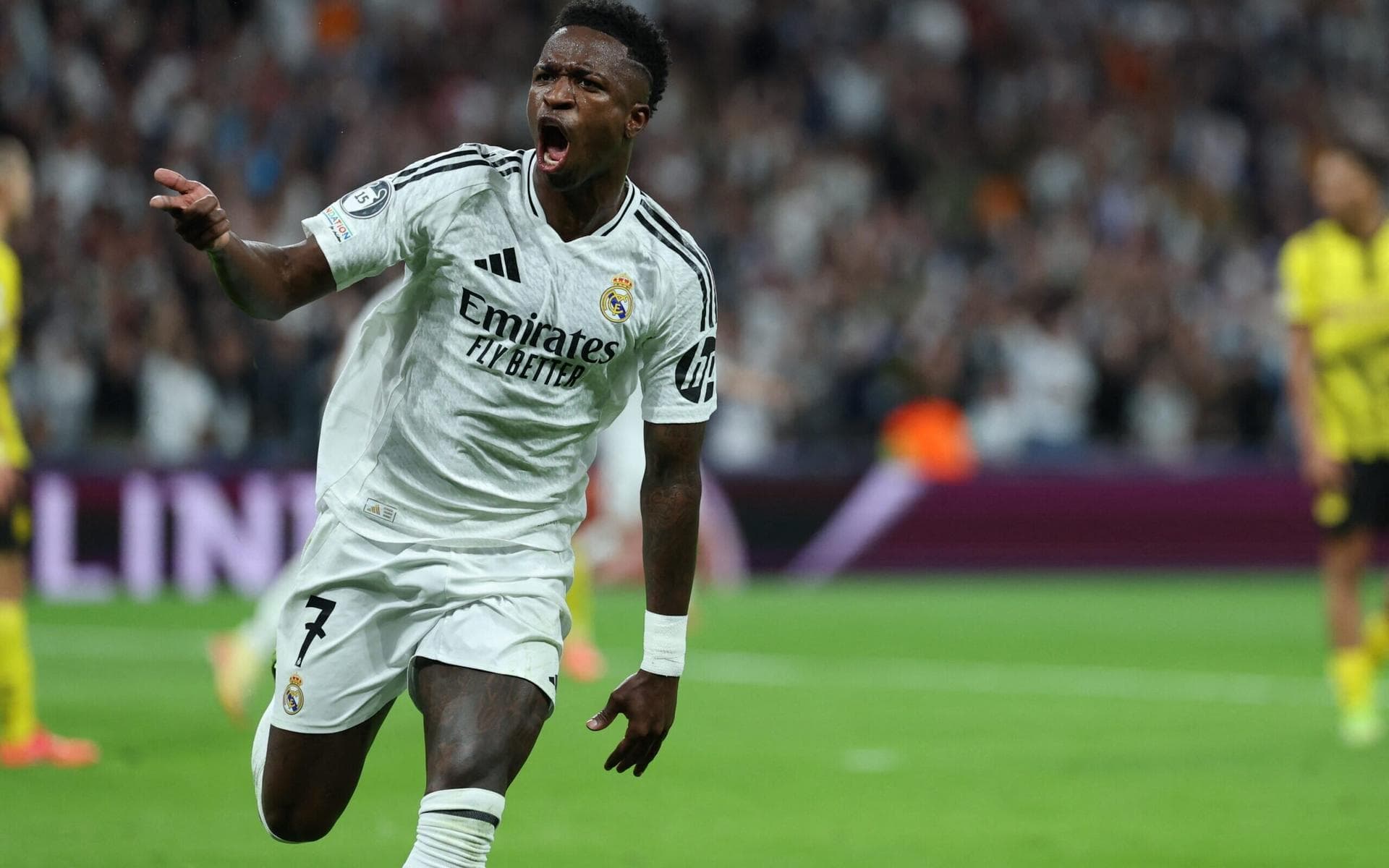 Após atuação histórica na Champions, Vini Jr. se declara ao Flamengo