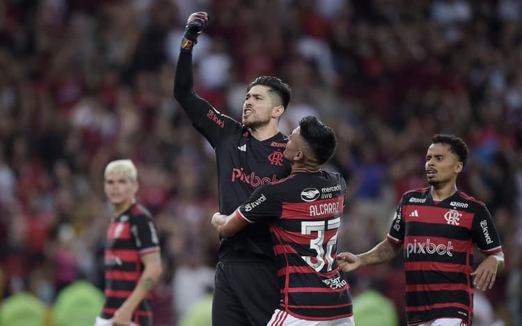 Escalação do Flamengo: Filipe Luís faz mistério para decisão contra o Corinthians