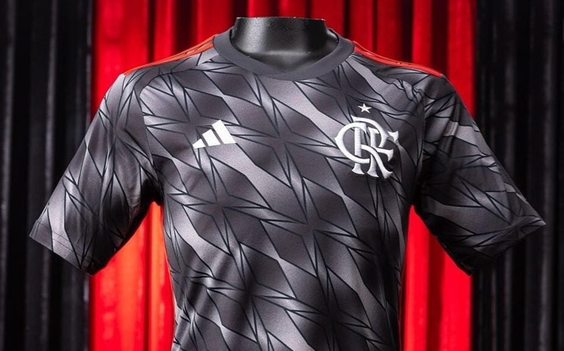 Flamengo lança terceira camisa para temporada; veja imagens