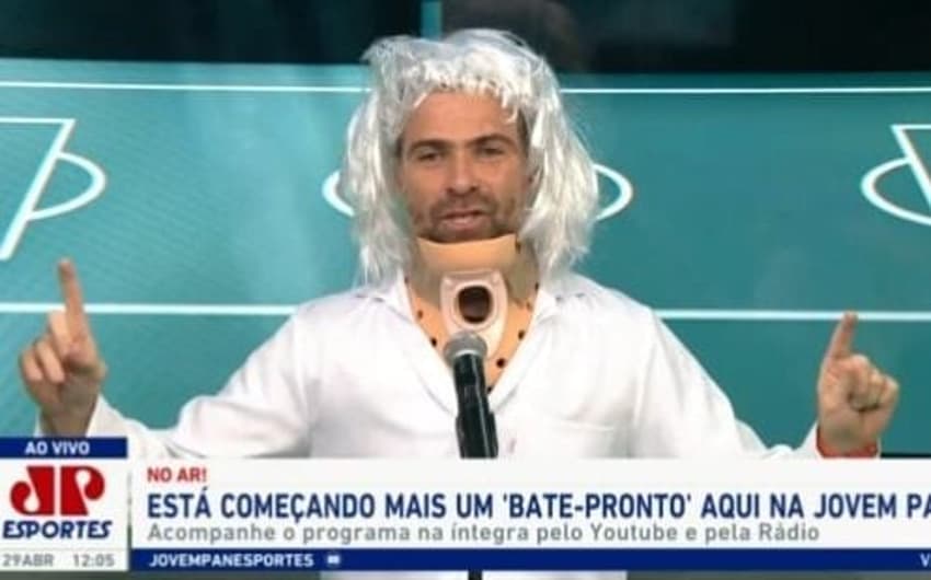 Jornalista se fantasia de Einstein para detonar trio do Flamengo: ‘Futebol virou ciência’