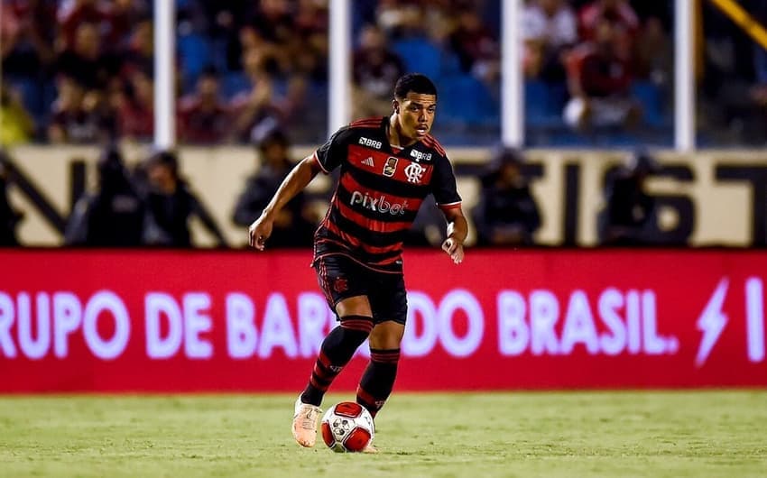 Meia do Flamengo chora no banco ao ser substituído por Tite no primeiro tempo