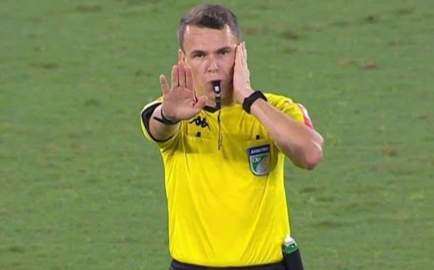 Comentarista cita lance de Luiz Araújo, do Flamengo, e detona arbitragem: ‘Desequilibrada’