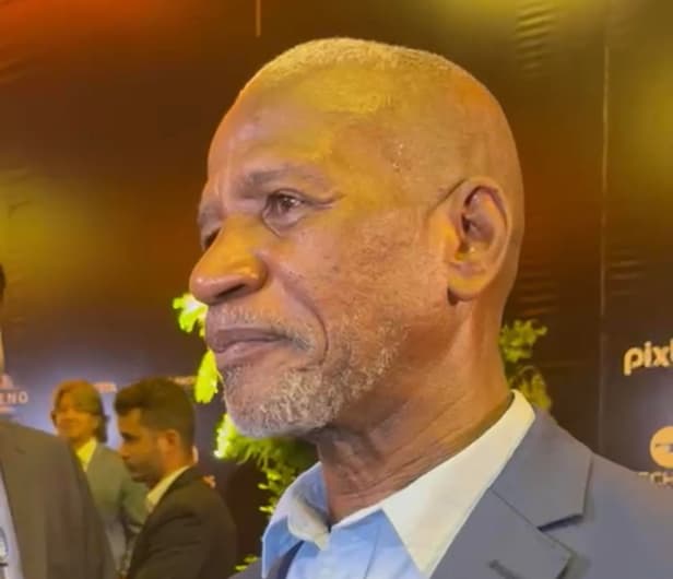 Adílio é velado no Flamengo com presença de torcedores, Zico e outros ídolos