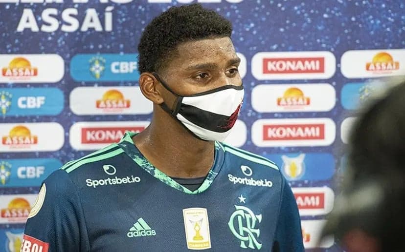 Perto do Corinthians, Hugo Souza bilhou contra o Palmeiras em estreia no Flamengo