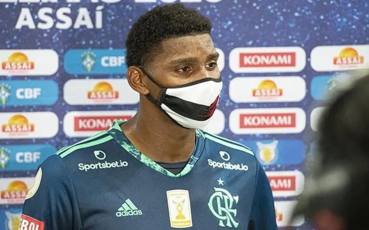 Perto do Corinthians, Hugo Souza bilhou contra o Palmeiras em estreia no Flamengo