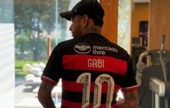 Neymar fica impressionado com gol de Luiz Araújo, do Flamengo, no Maracanã; veja