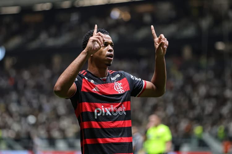 Carlinhos dá relato emocionado após gol em Flamengo x Atlético: ‘Vivendo luto’