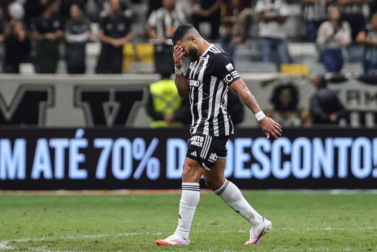 VÍDEO: Torcedor do Atlético-MG é flagrado cometendo racismo em jogo contra o Flamengo