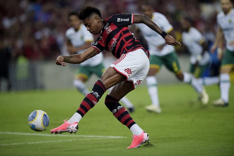 Flamengo divulga status de lesão de Bruno Henrique, substituído contra o Cuiabá
