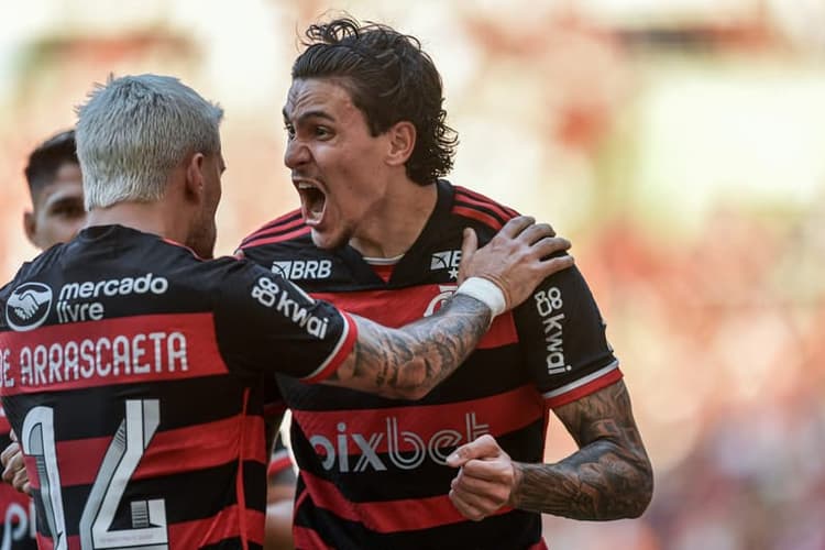 Flamengo vence o Atlético-GO e assume a liderança do Brasileirão