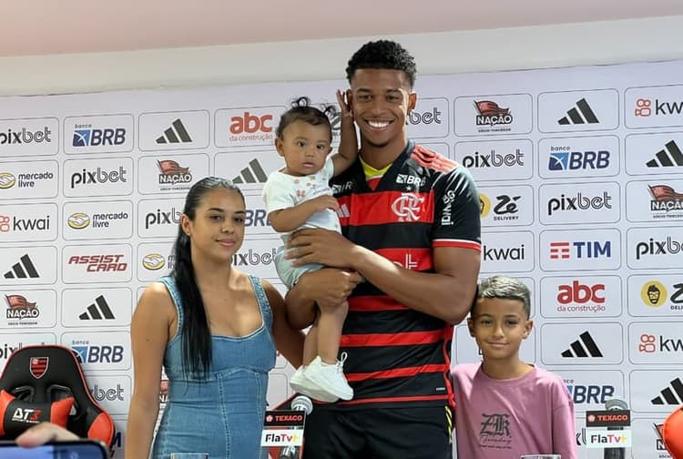Fofura! Filha de Carlinhos se emociona com o pai em Flamengo x Atlético-MG; assista