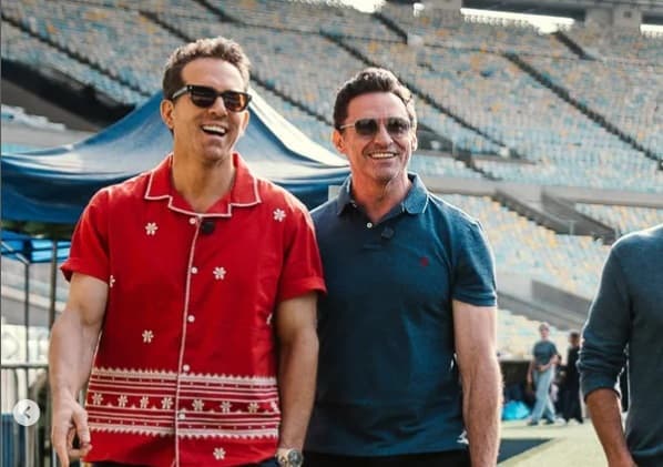 Dupla do Flamengo recebe Wolverine e Deadpool no Maracanã, e astro marca gol; assista