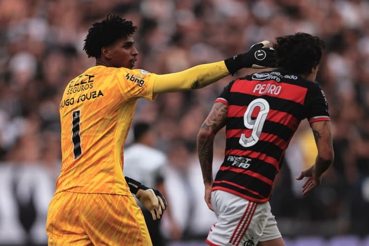 Corinthians: Hugo Souza revela o que sentiu ao enfrentar o Flamengo e ‘resenha’ com Pedro