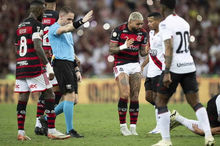 Flamengo reclama da arbitragem e divulga dossiê; veja os lances