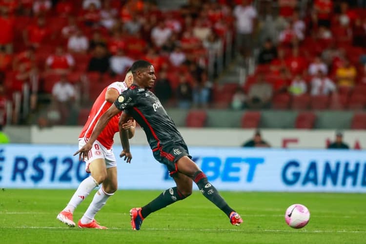 Filipe Luís sai em defesa de Evertton Araújo após erro em Inter x Flamengo: ‘Grande jogo’