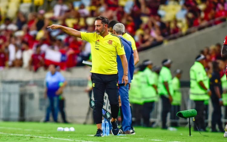 Ex-Flamengo, Vitor Pereira afirma que passagem no Brasil só valeu a pena pelo dinheiro