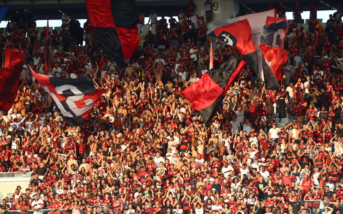 Torcida homenageia Everton Ribeiro em Flamengo x Bahia