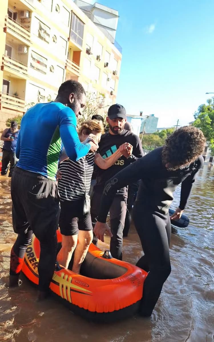 Ex-Flamengo, Thiago Maia ajuda em resgate de vítimas de tragédia em Porto Alegre