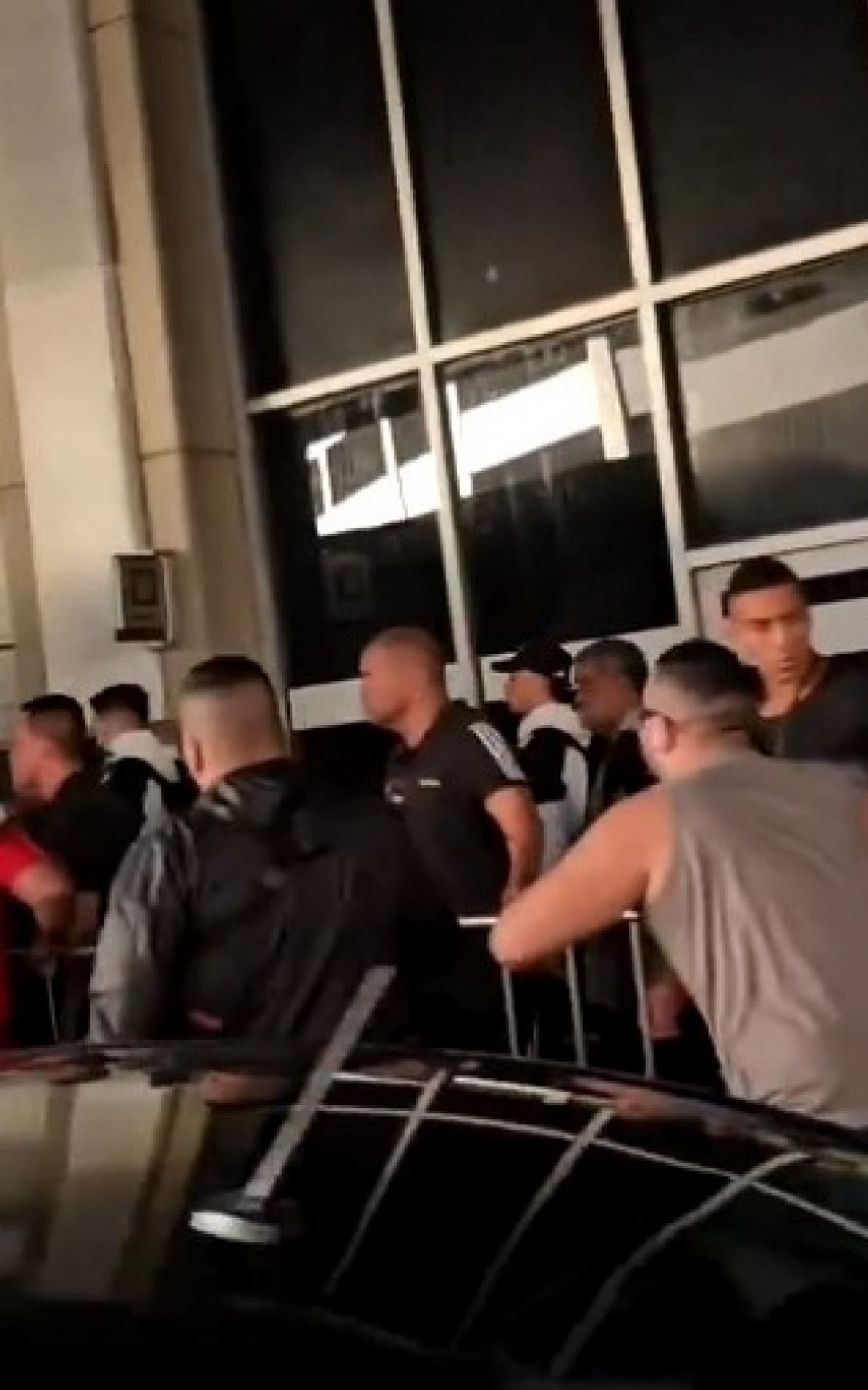 Torcedores do Flamengo protestam após chegada da delegação no Galeão