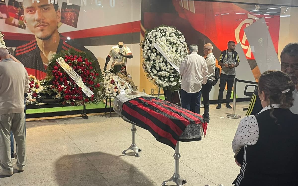 Corpo de Apolinho chega à sede do Flamengo na Gávea para ser velado