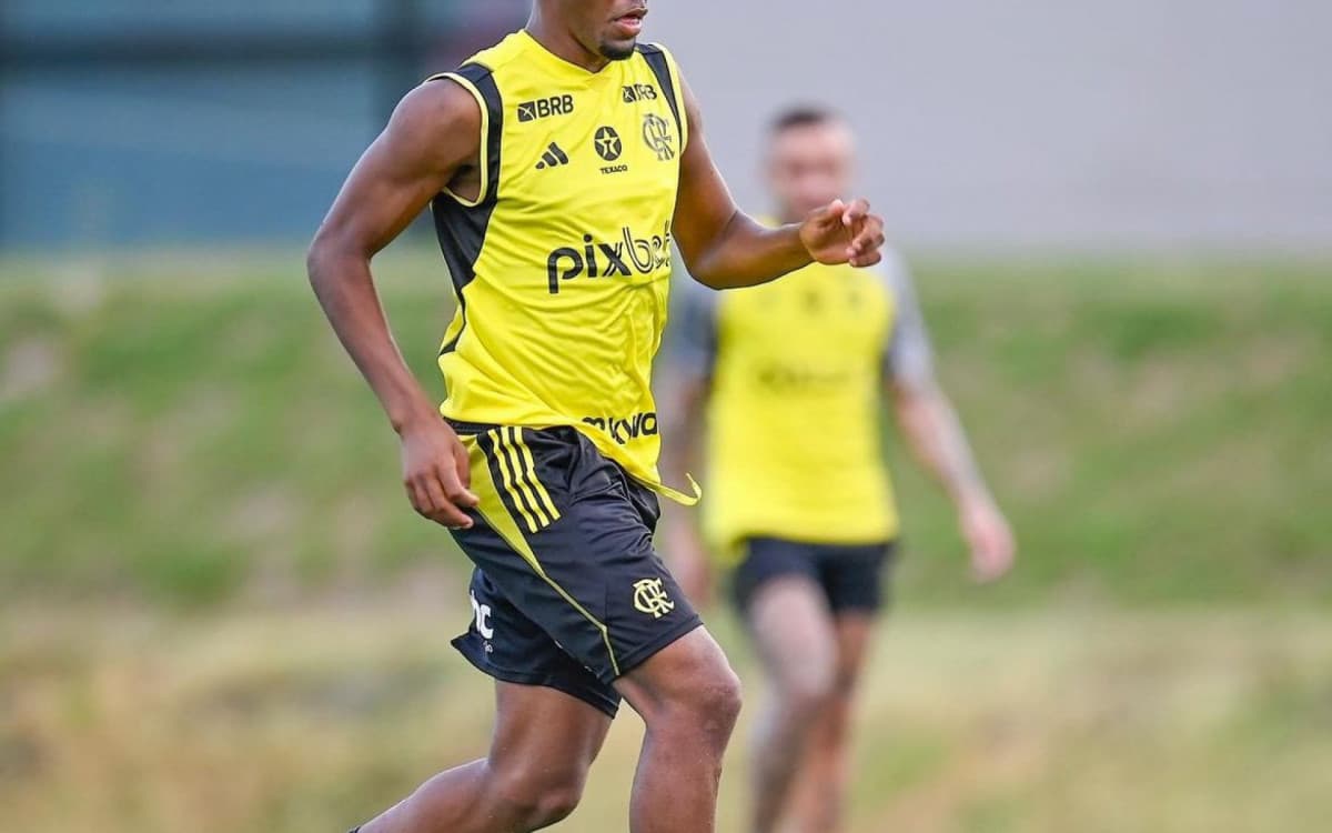 Lorran participa de treino do Flamengo após retornar da Seleção sub-20